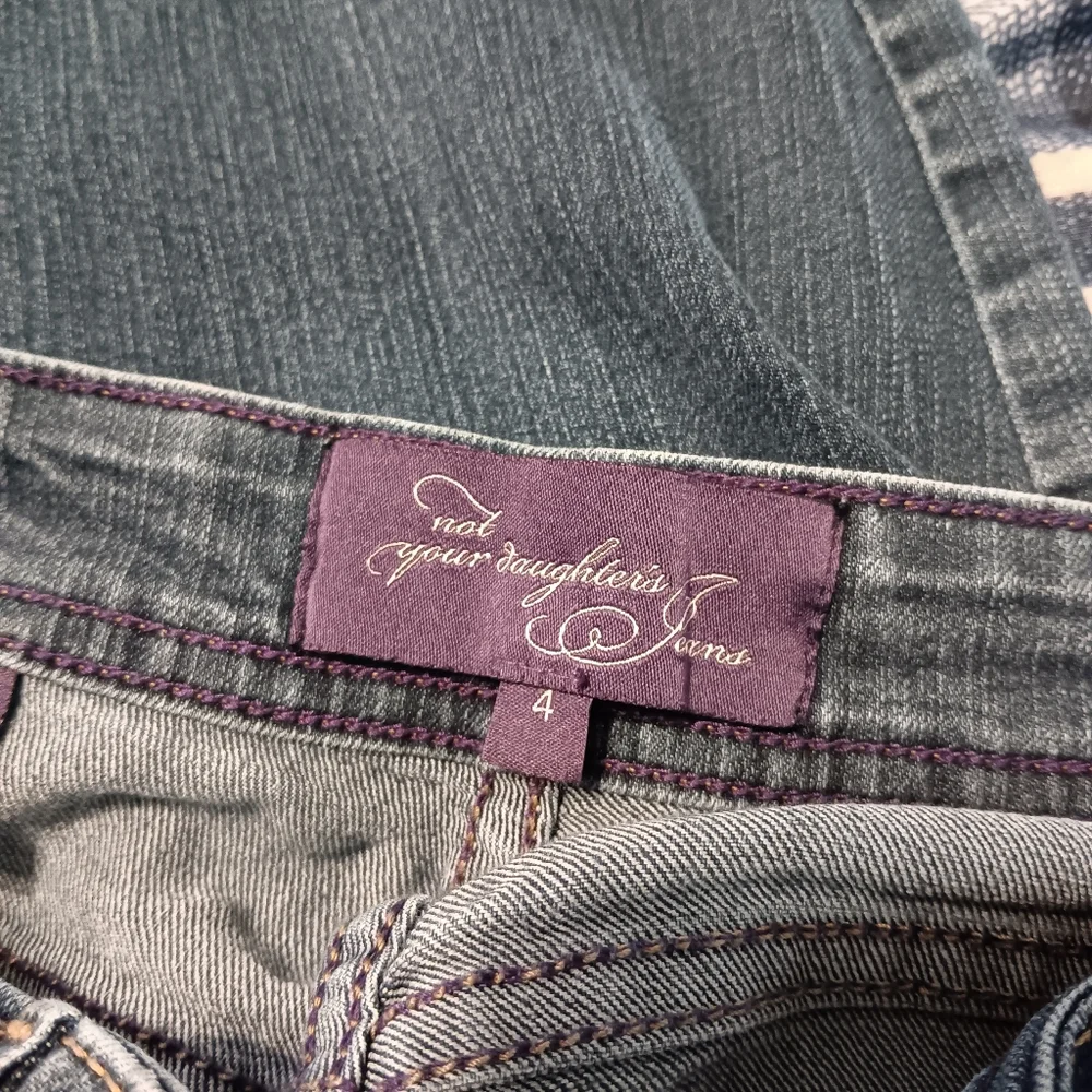 Not your daughter's jeans size 4 Capri dark blue denim with lift tuck technology - Picture 7 of 9
